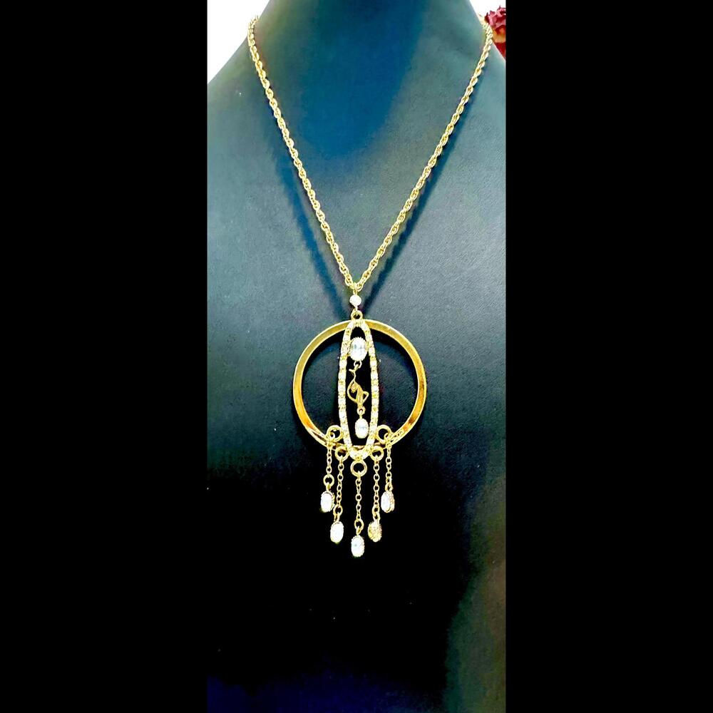 GOLD TONE CHAIN, GOLD TONE CIRCLE, WITH RHINESTONE OVAL CENTER PIECE PENDANT